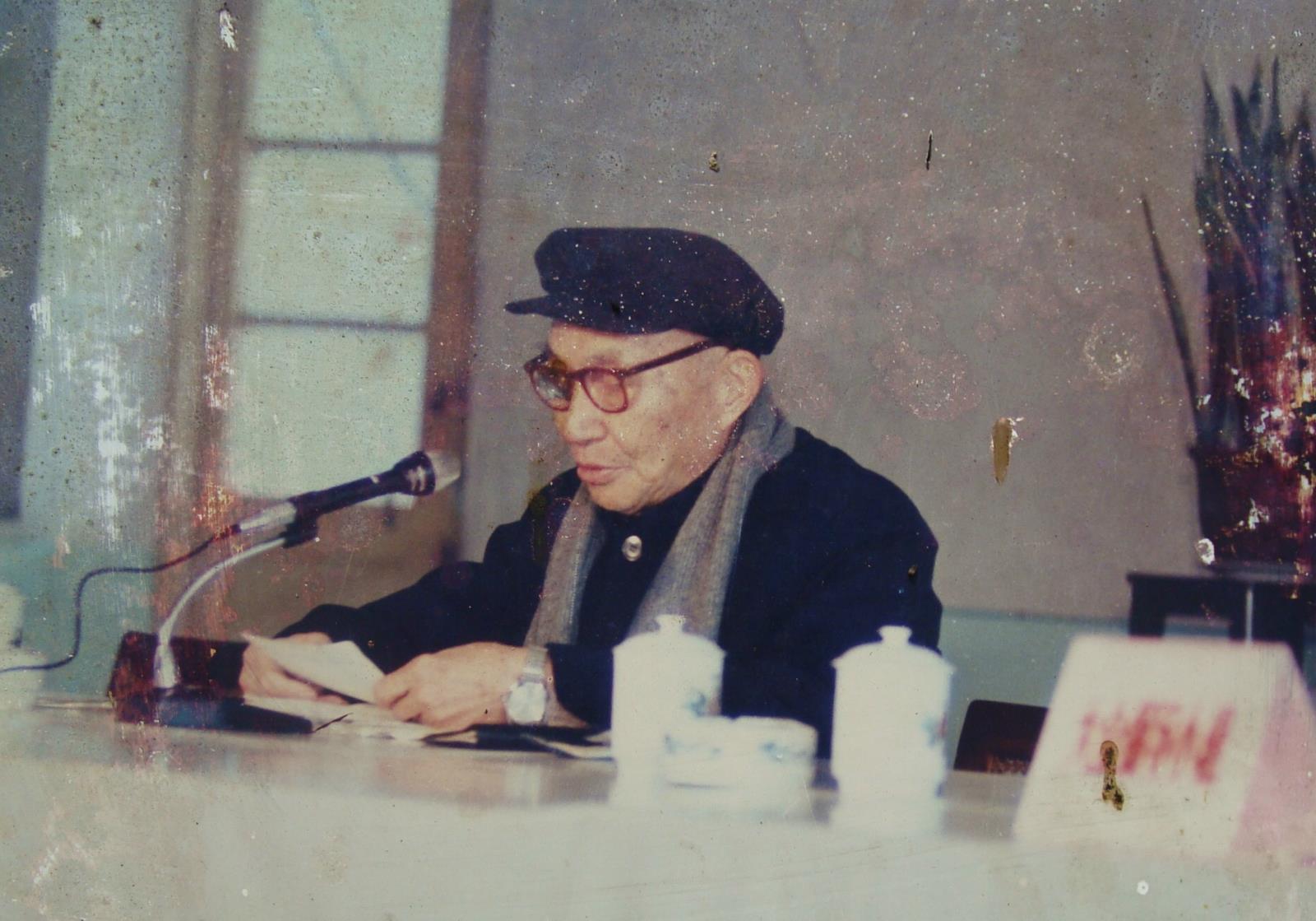 3、华中农业大学杨新美教授到我所讲学.JPG