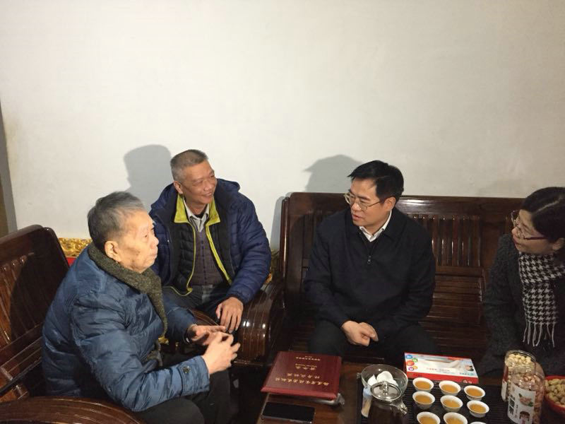 省委常委周联清看望黄年来老所长.jpg