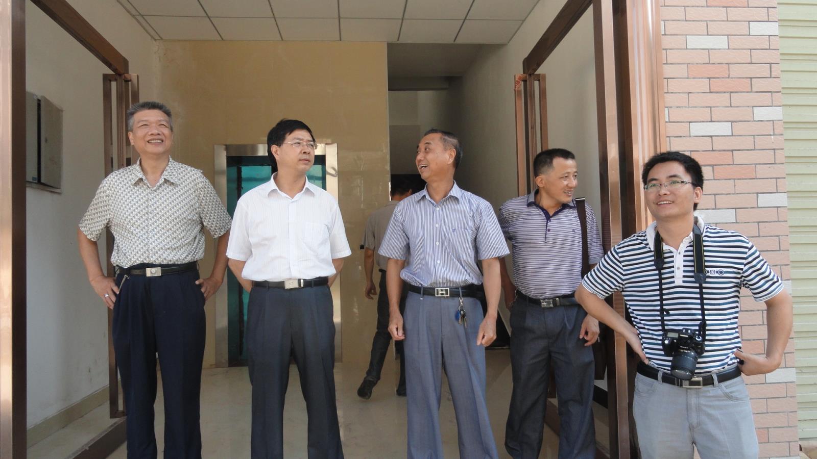 10、省食用菌总站陈传明书记、教授级高级农艺师到我所指导工作.JPG