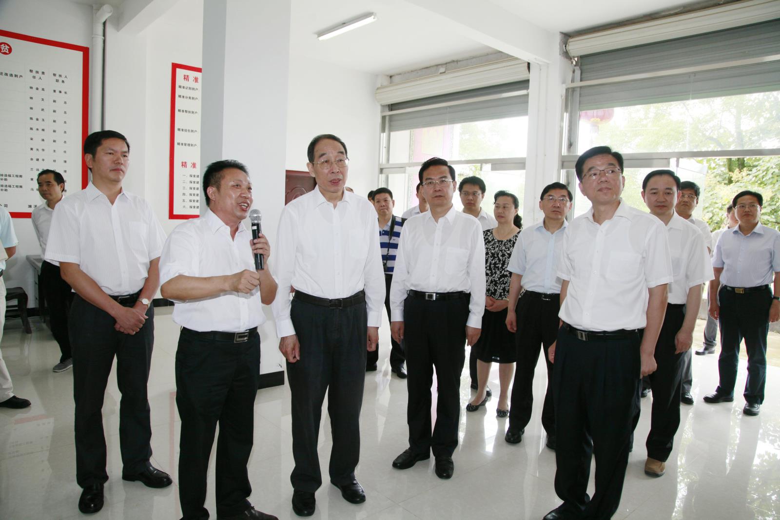 3、公司董事长帅金高向省委书记尤权等省委、省政府和市委、市领导汇报工作0010.jpg